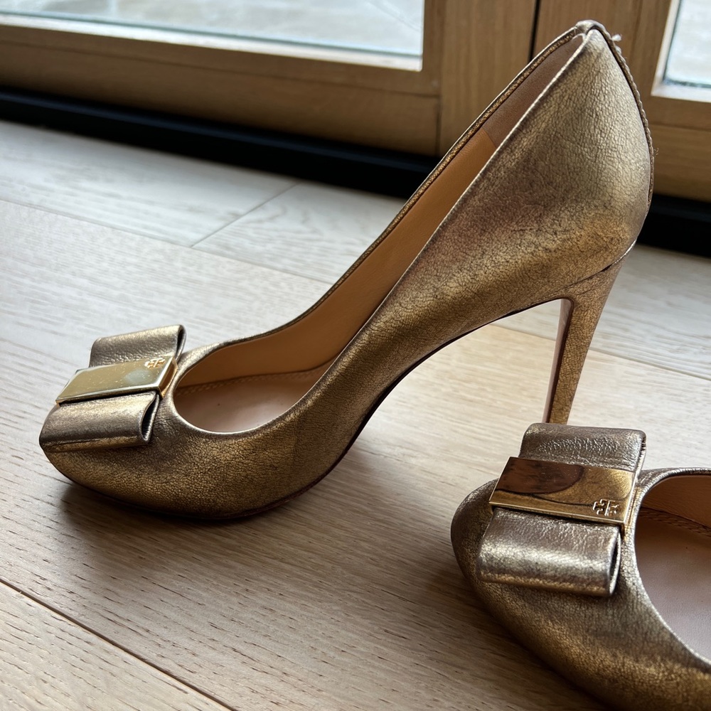Tory Burch Chase Leather Pumps 7.5M Gold Bow
